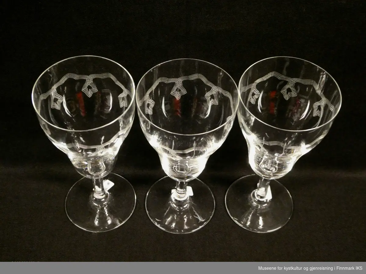 Glassene er ulike i størrelse med graverte mønster øverst på glassene.
