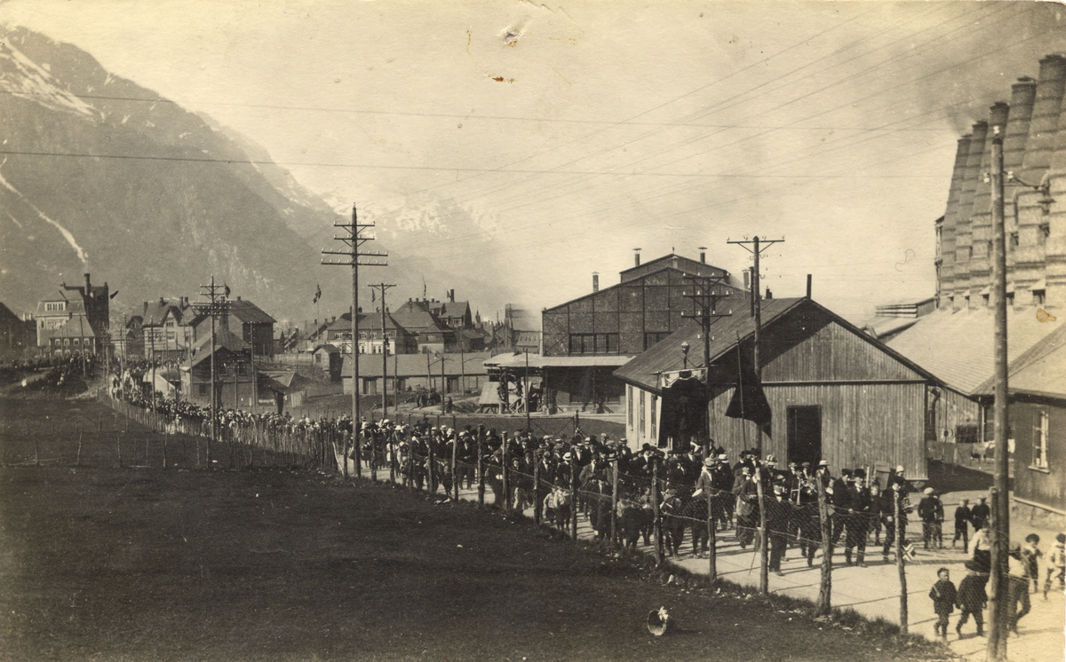 1. mai-tog marsjerer oppover Bygdarbøen langs karbidfabrikken. Odda Musikklag i front.