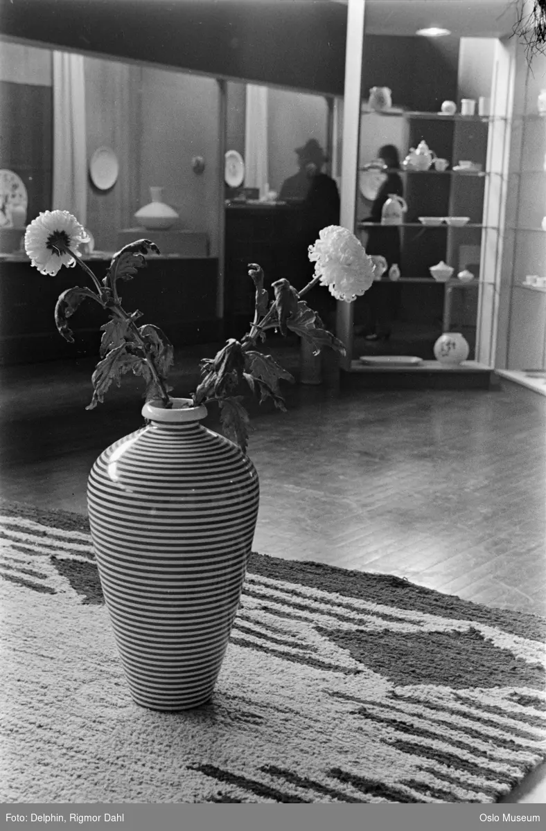porselensgjenstander, vase, blomster