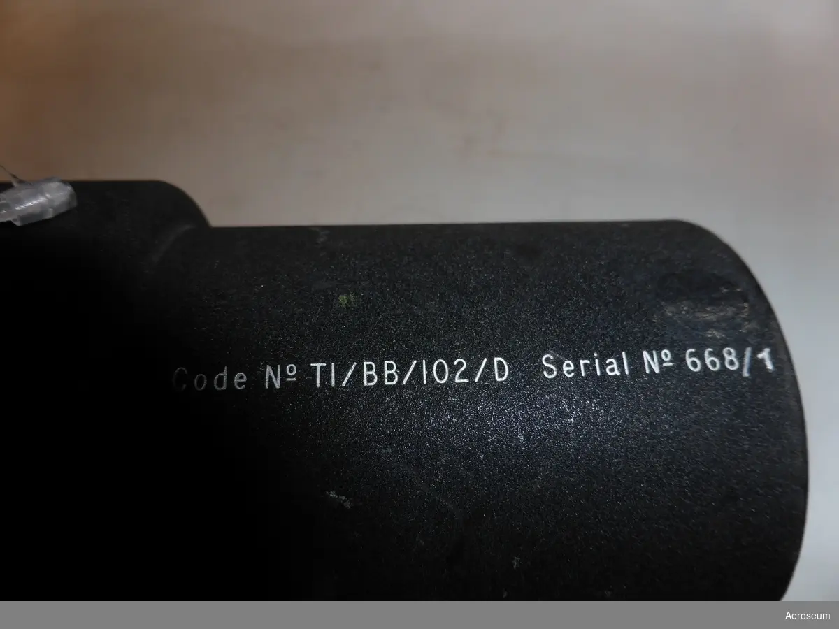 En kombinerad svängningsindikator och gyrohorisont i svart metall. Saknar glas på displayen.

På displayen står det skrivet: "CVM 03/62", och "REID & SIGRIST".

På sidan står det: "Code No[o är upphöjt med streck under] TI/BB/102/D Serial No[o är upphöjt med streck under] 668/1", och "PAT APP NOS 10893/45 10894/45"