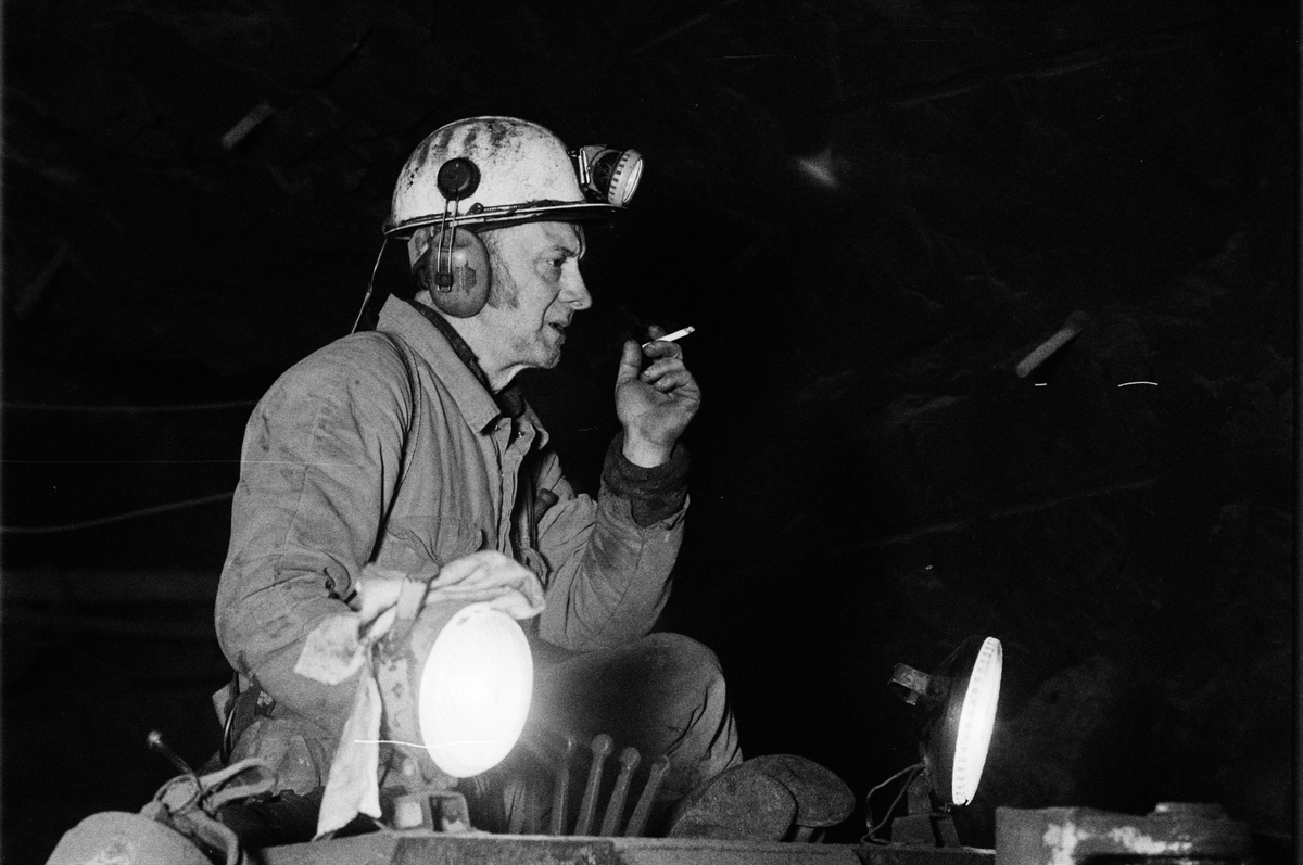 Raslastare Tore Norbäck "sitter på ett skut" och röker, gruvan under jord, Dannemora Gruvor AB, Dannemora, Uppland 28 februari 1992