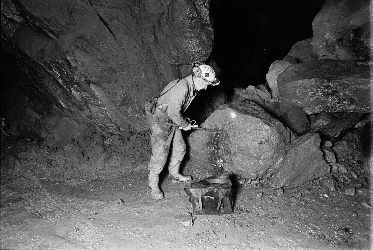 Raslastare Tore Norbäck borrar skut och laddar borrhålen med dynamit, 480-metersnivån, gruvan under jord, Dannemora Gruvor AB, Dannemora, Uppland januari 1992