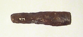 Fragment (skaft och ungefär halva bladet) av flintdolk. Dolken avslagen i två delar, vilka vid tidigare registrering råkat få olika inv.nr (dolkens spets har inv.nr 444).