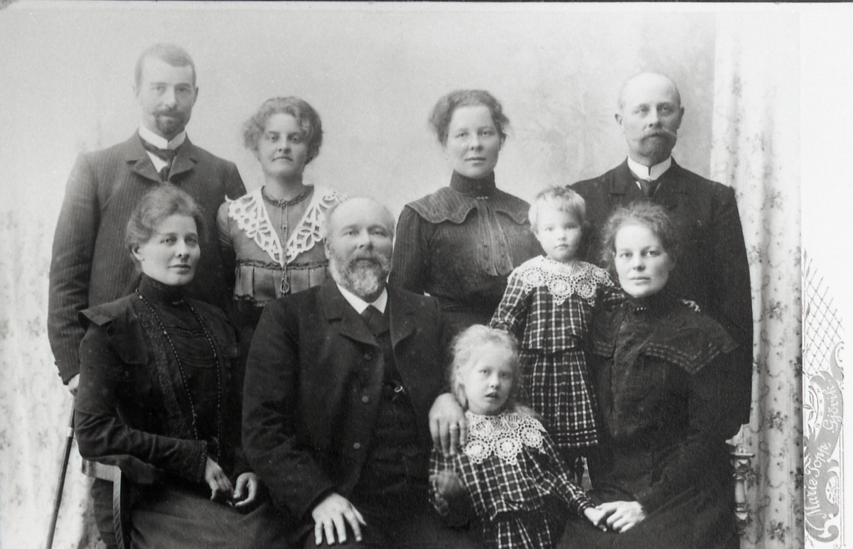O. K. Ødegaard med familie.