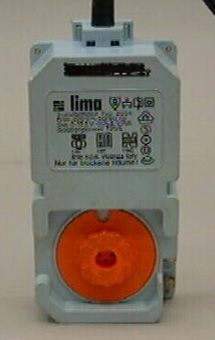 Limatransformator typ 2054.
Transformatorn fungerar för alla likströmdrivna modelltåg (EJ Märklin).
Förvaras i kartong tillsammans med föremålen den samhör med.