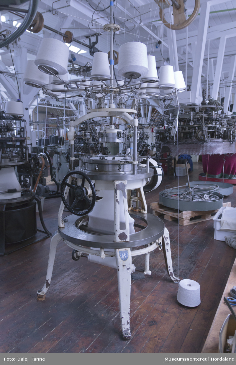 Mellor & Bromley single jersey rundstrikkemaskin med 18" sylinder, 8 system og 564 nåler.