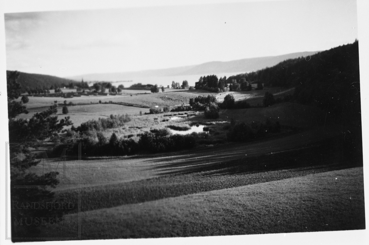 Landskap ved Røykenvik. Nes kirke og Randsfjorden skimtes i bakgrunnen.
