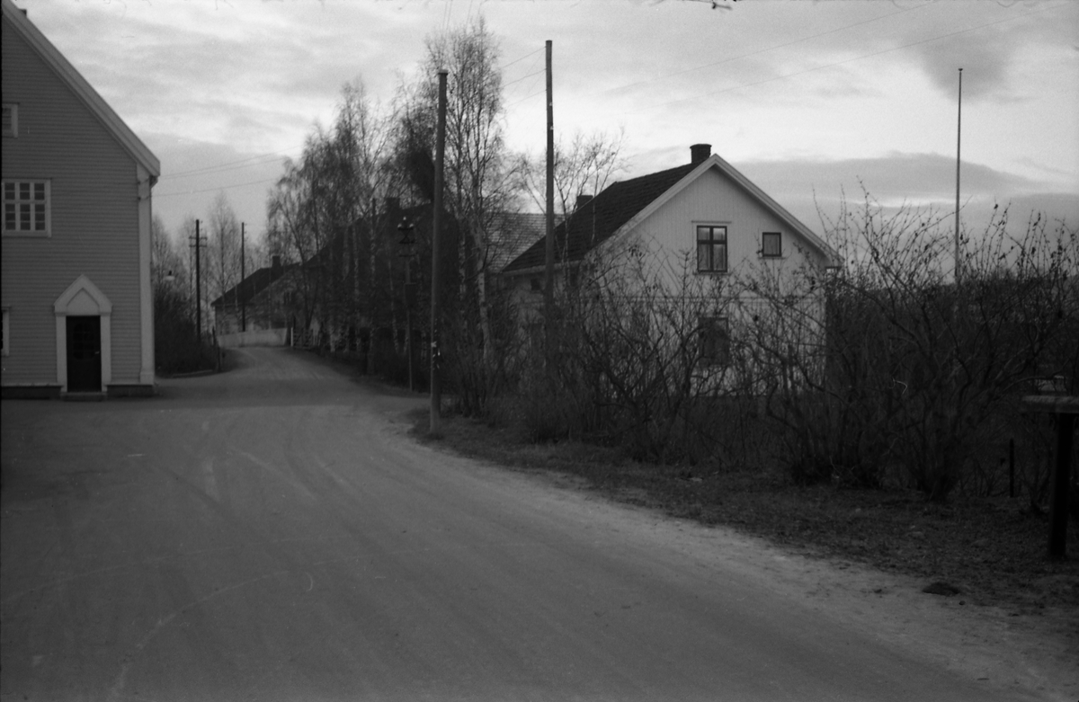 Tre bilder fra Jernbanegata på Lena senhøstes 1955. Bygningen til høyre er tidligere Lena Papirhandel, men som nå var blitt Hoff Folkebibliotek.