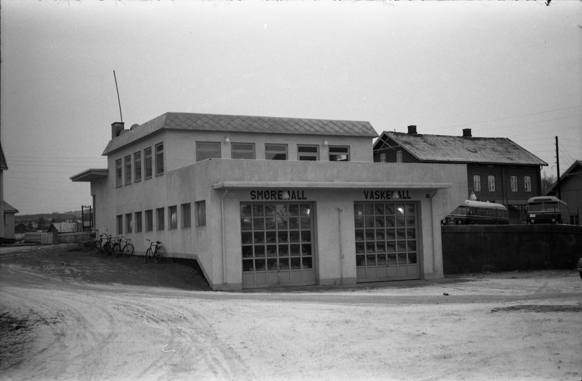 To bilder fra Shell bensinstasjonen og rutebilsentralen på Lena senhøstes 1955. I bakgrunnen ses på bilde nummer en Lena Gjestgiveri, på det andre Narums-gården.