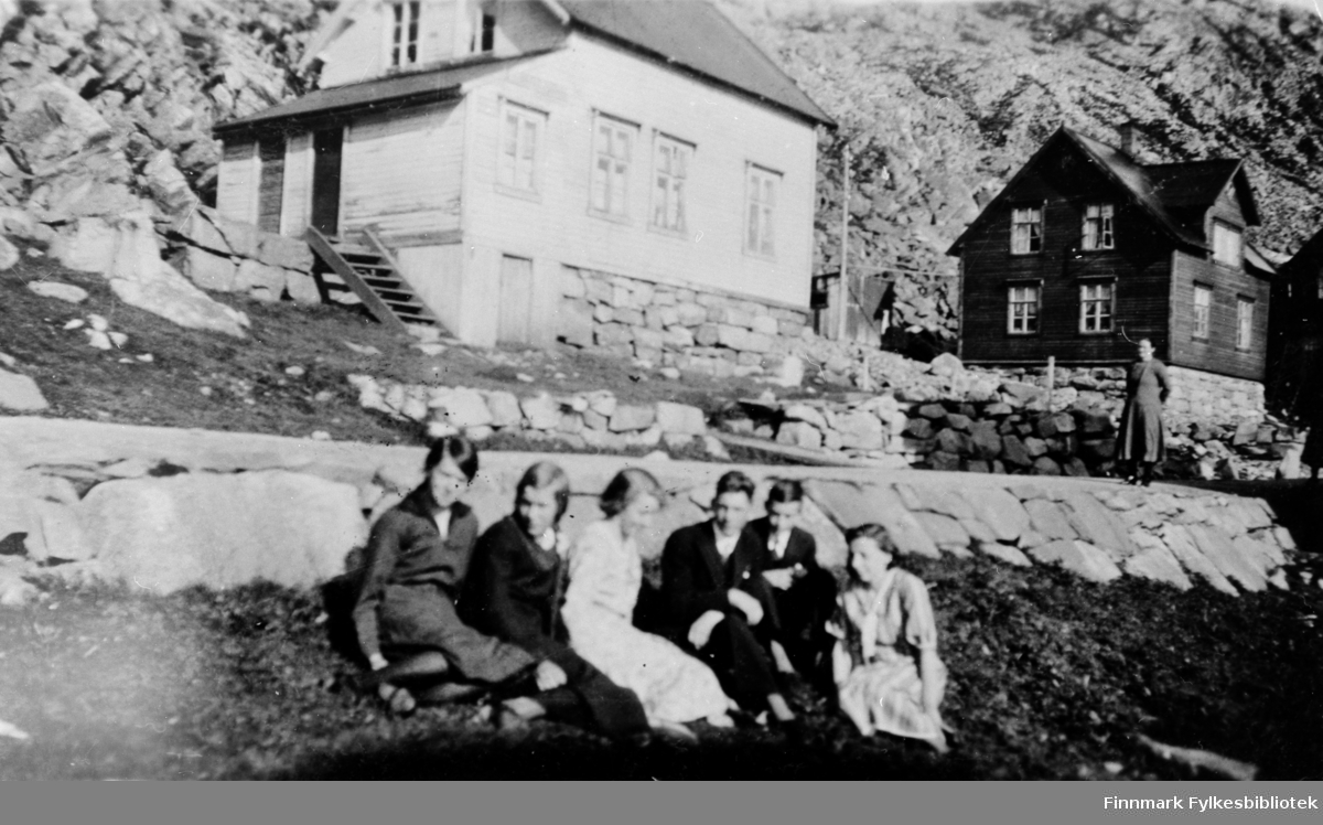 Gruppebilde tatt i Kjøllefjord. Bildeserien FBib.18017-001-018 har tilhørt Gerd Lund Barbala fra Friarfjord.