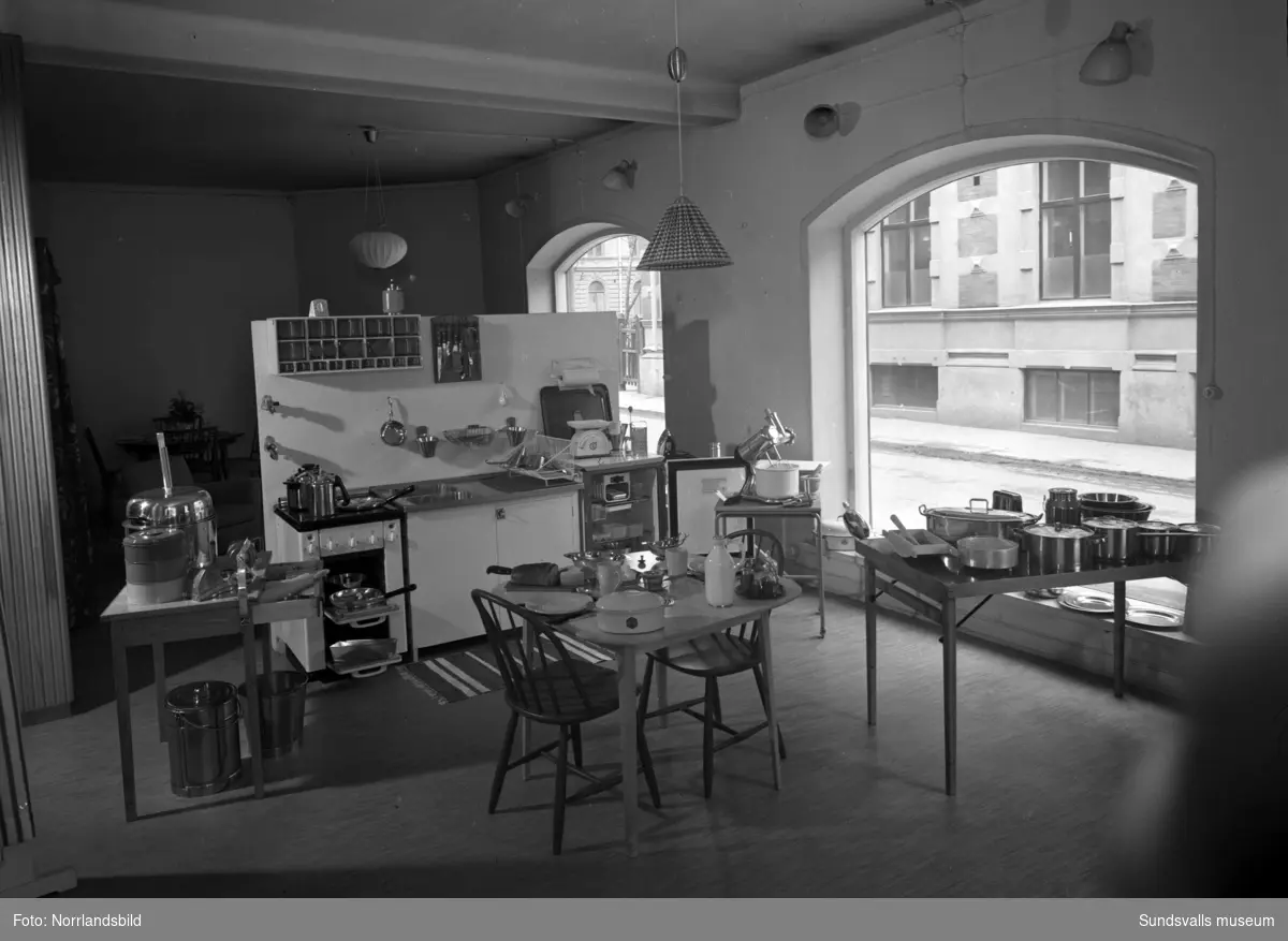 Möbler, miljöer och heminredning på Engelfeldts möbelaffär, Bankgatan.