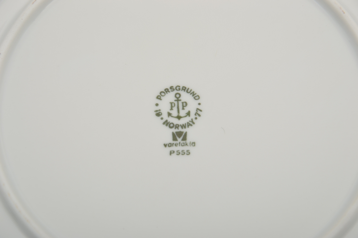 Porselenssservise; to kaffekopper, to asjetter og to fat med dekor i lys grå og logo til Harstad Håndverkerforening: HHF.