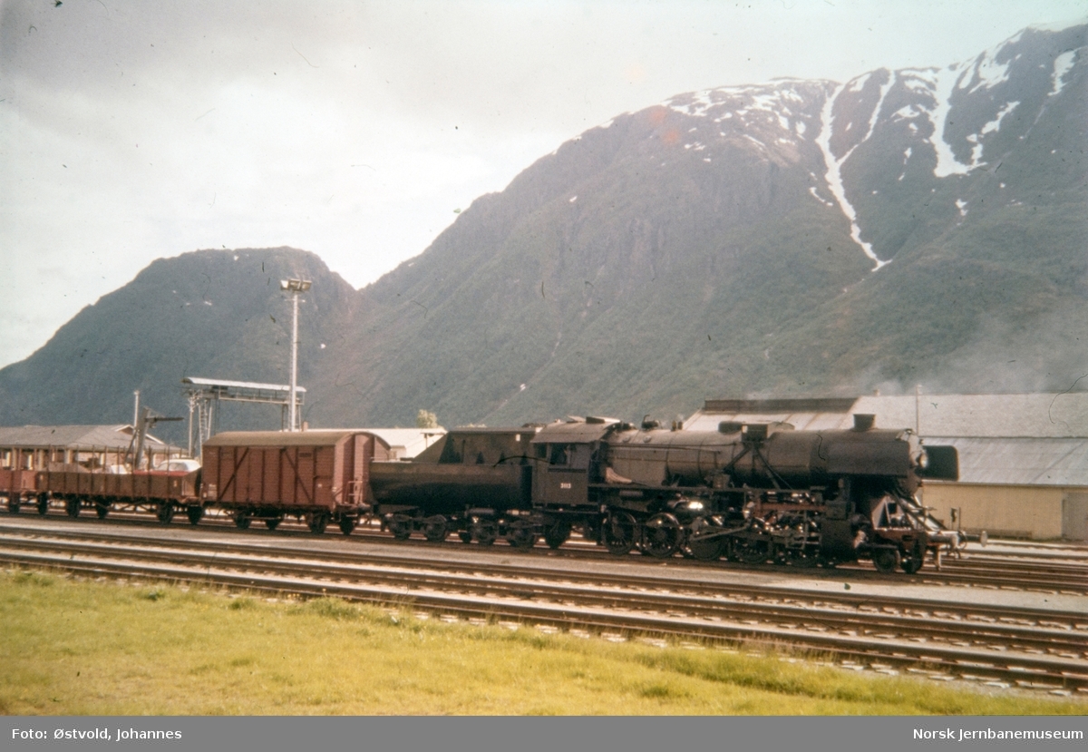 Damplokomotiv type 63a nr. 3113 med nordgående godstog på Mosjøen stasjon.