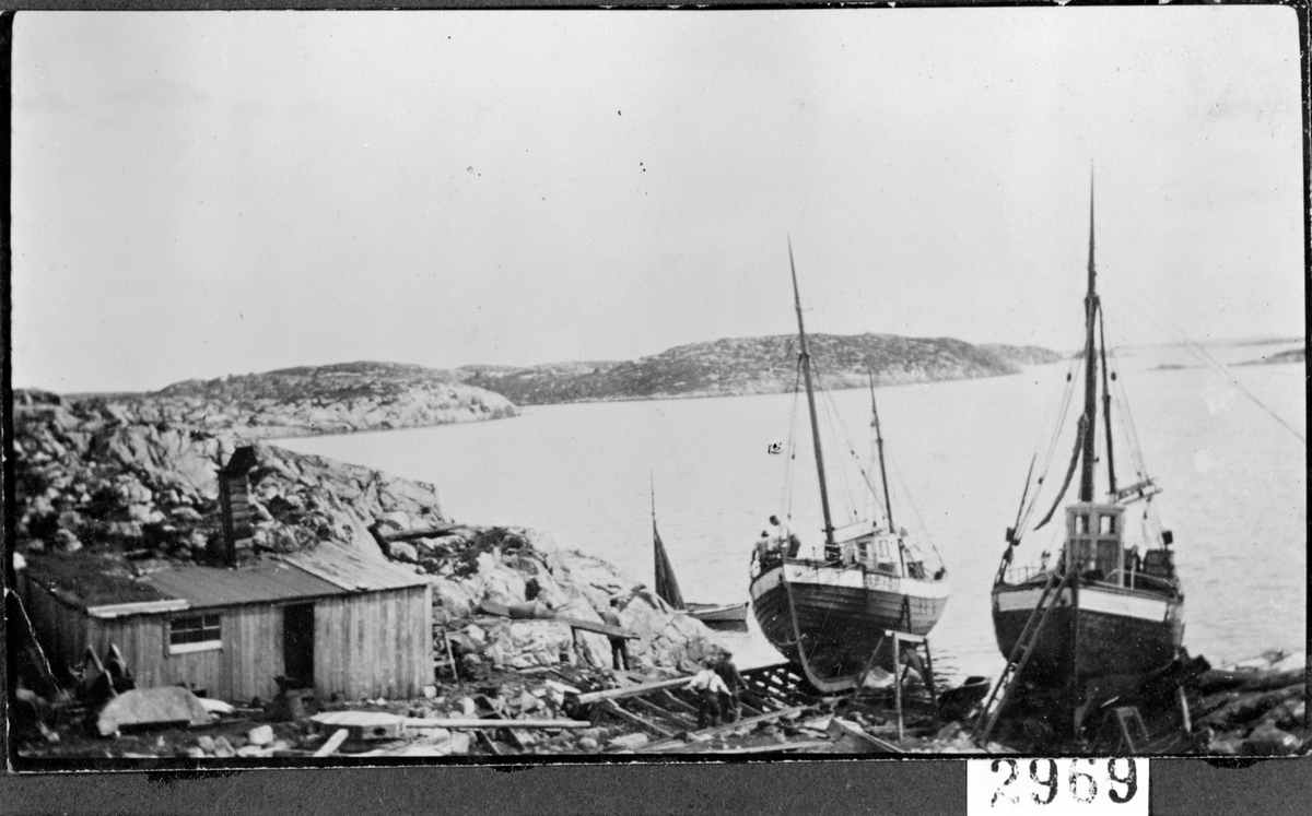 Båter på slipp på Hjertøya ved Bogøya, Bogøyvær, Frøya.