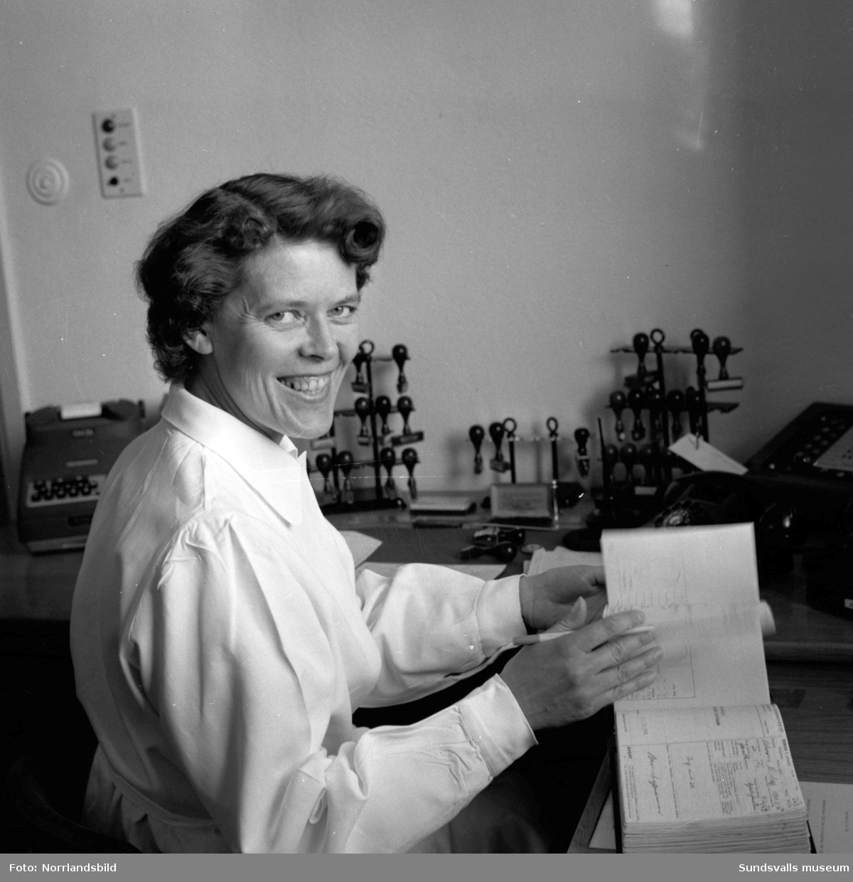 Pressvisning av baktereologiska laboratoriet vid Sundsvalls lasarett. Exteriörbild samt bilder med personal från verksamheten.