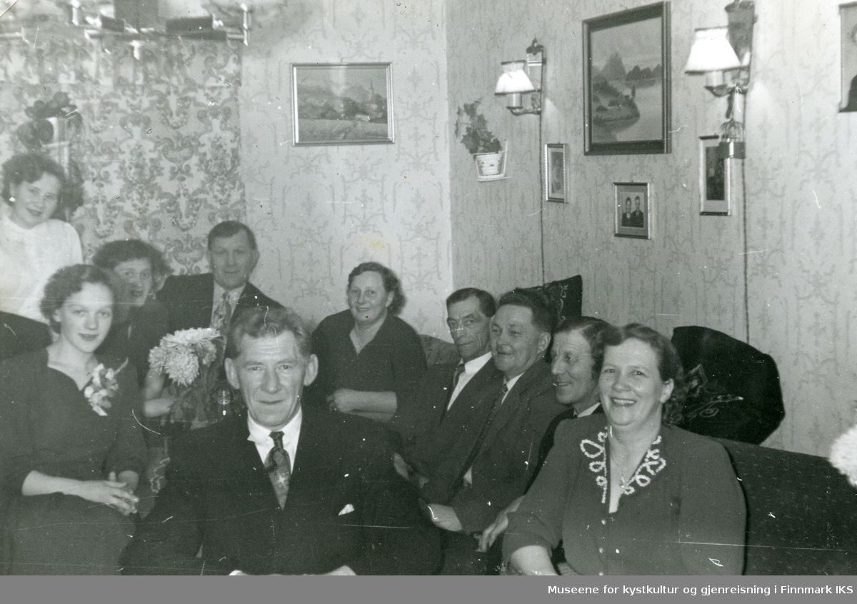 Nordvågen. I stua til familien Marthinsen. Foran sitter Magnus og Ågoth Marthinsen, som feirer sølvbryllupet sammen med familie og venner. 1954.