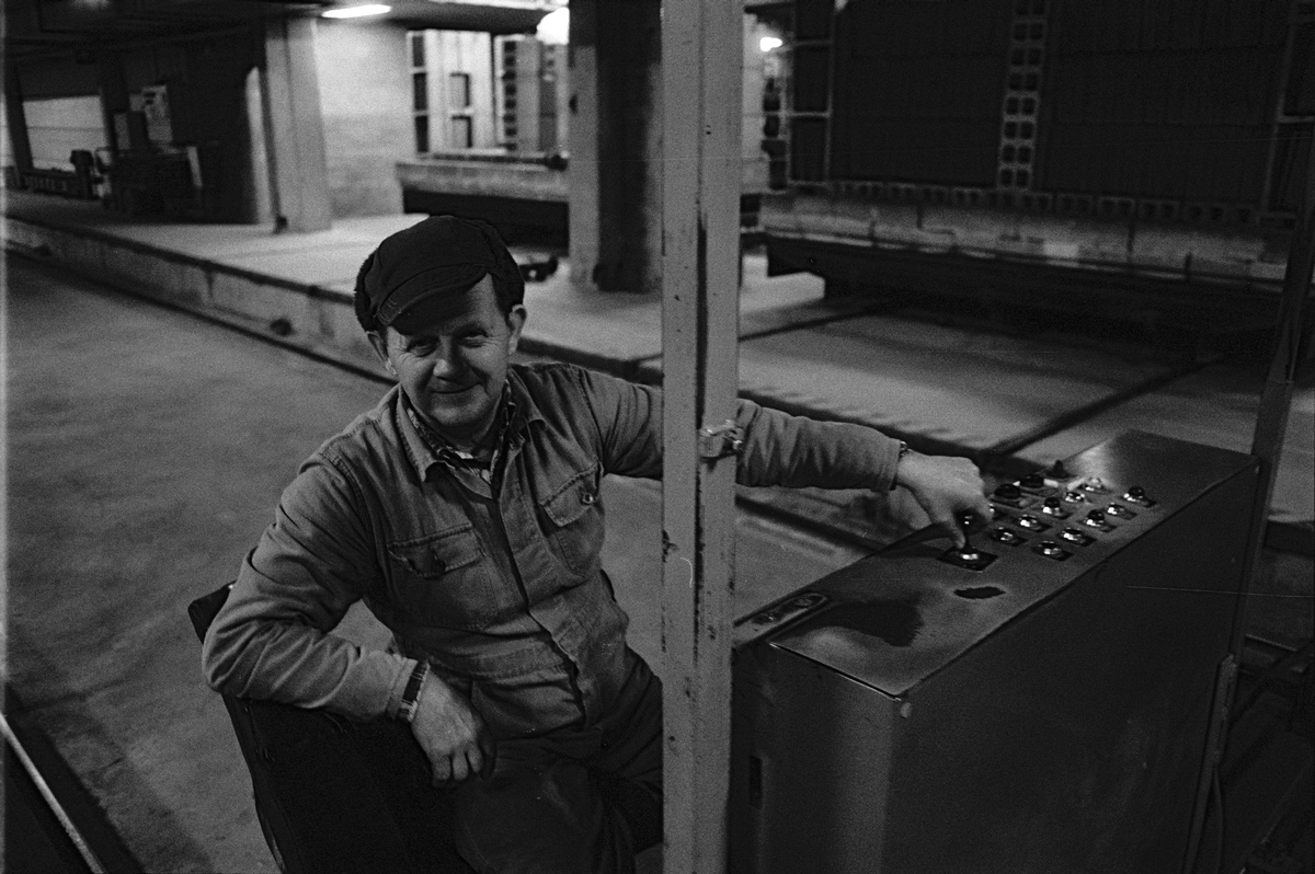 Brännare Martin Ehlén övervakar ugnen från kontrollrummet, Vittinge Tegelbruks AB, Vittinge socken, Uppland 1986 - 1987