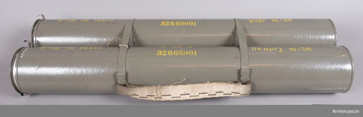 Med 8 cm raket m/1956 B med pansarspränggranat m/1956 och 8 cm raket m/1956 B med övningsprojketil m/1956.