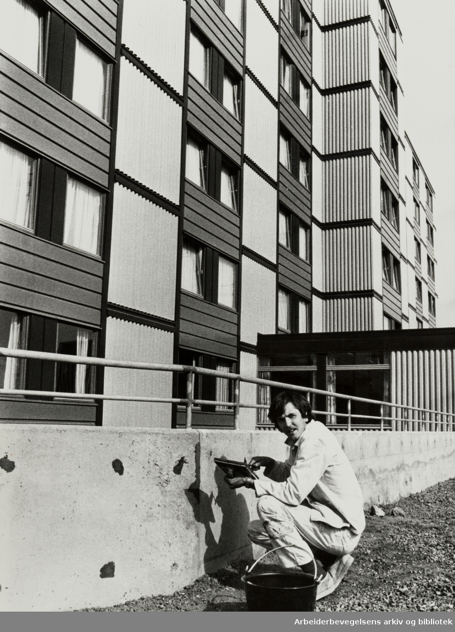 Furuset. Bjarte Kleppe legger siste hånd på Furuset alders- og sykehjem. Mai 1980