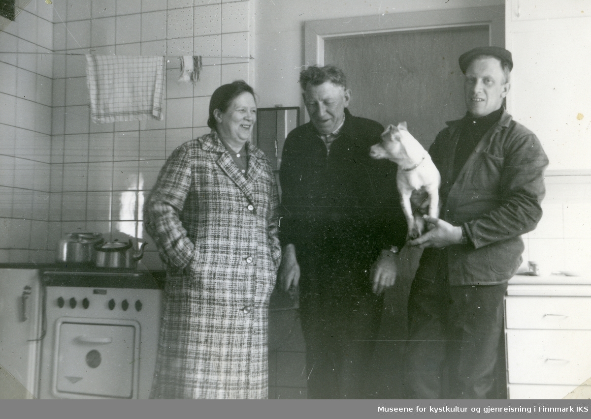 Nordvågen. Ågoth og Magnus Marthinsen i familiens kjøkken. T.h. sønnen Odd med hunden Lasse. 1960-tallet.