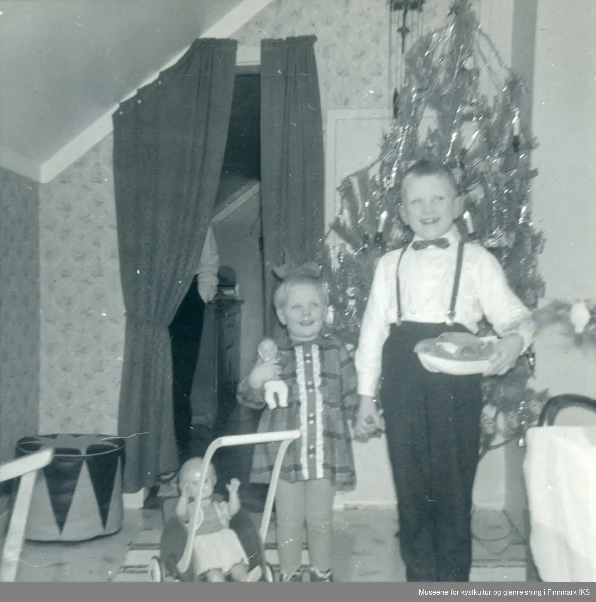 Nordvågen. På loftet i familien Magnus og Ågoth Marthinsen sitt hus. Barnebarn Monicha og Jarle med julegaver. 1962.