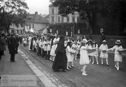Katolsk prosesjon i Oslo med nonner og korgutter