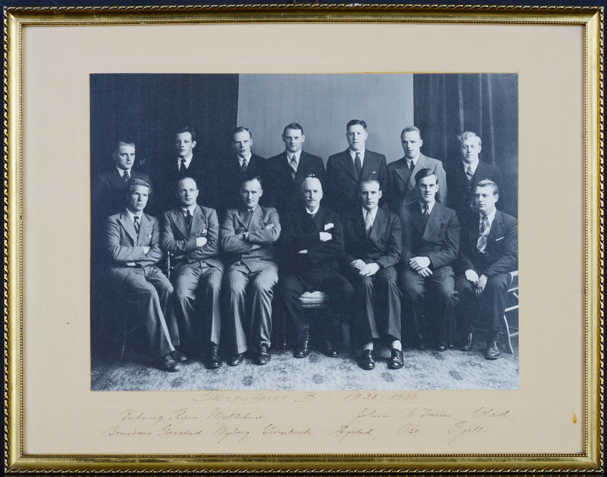 Gruppebilde av elever og lærere i klasse B ved Skipsførerutdannelsen i Trondheim fra 1938 - 1939.