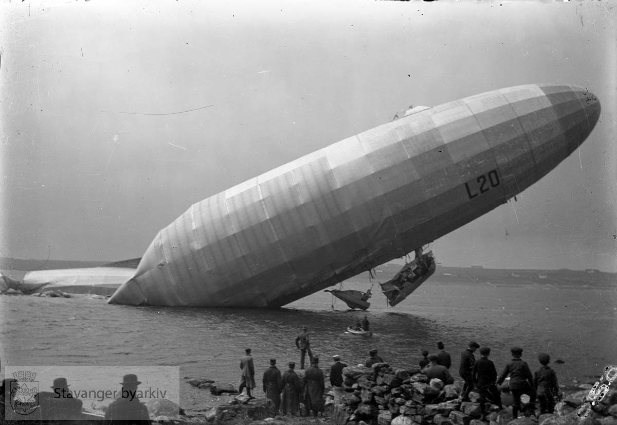 Zeppelin i Hafrsfjord.Nettop styrtet, redning Zeppeliner styrtet i Gandsfjorden