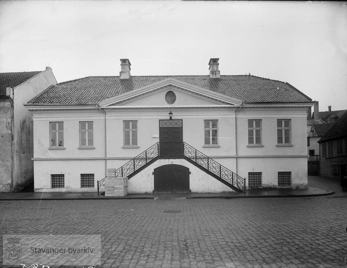 Den gamle tollboden ble bygget i 1840 og er tegnet av stadskonduktør Grosch. Den nye tollboden på Skansekaien ble tatt i bruk i 1905. Bygningen var i mange år kontorere for diverse hermetikkfabrikker