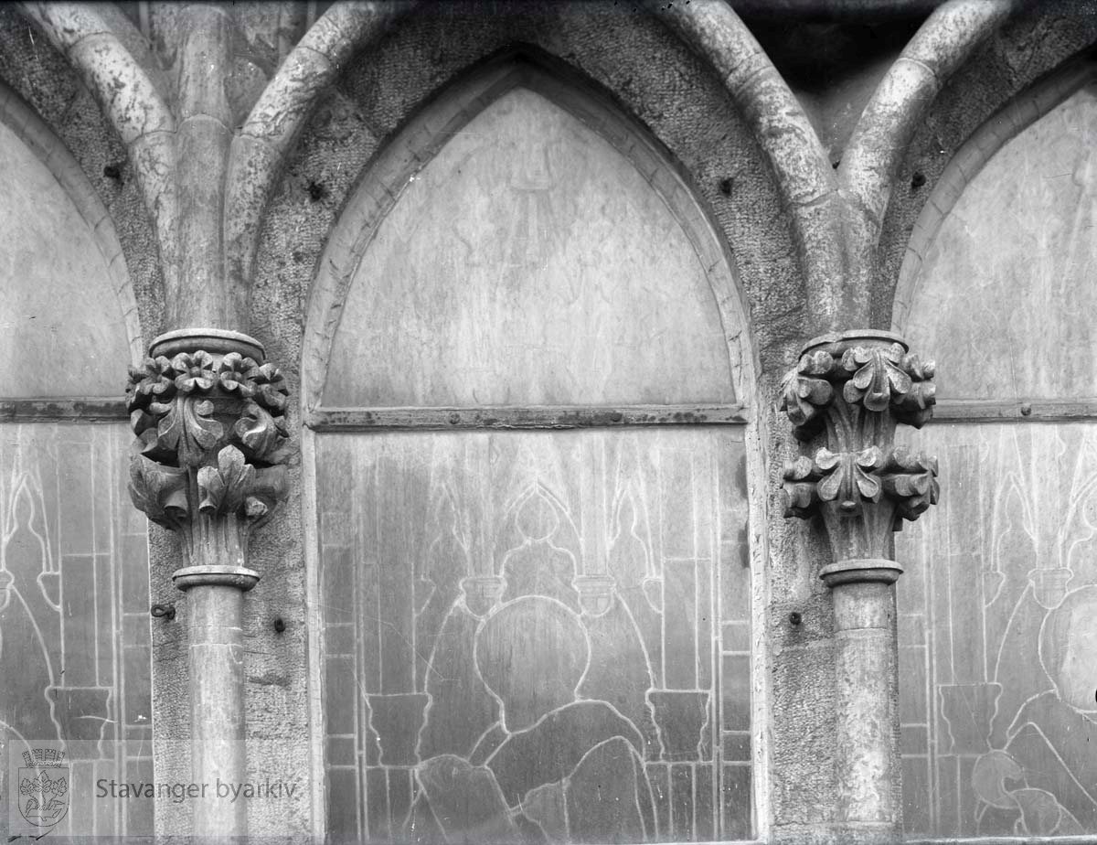 Detalj av pillarene i korets vindu. Tatt i forbindelse med restaureringsarbeid.