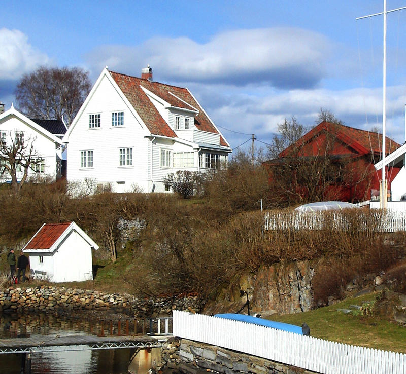 Strandsitterhuset på Konglungen til høyre. Boligen er idag en del av eiendommen til lokalhistoriker Ola Holst. Foto: Liv Bjelland (Foto/Photo)