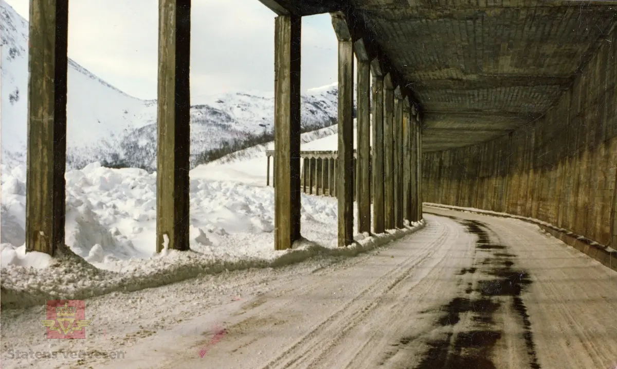 Rasoverbygg.  Et stort ras medførte at bygging av ny tunnel gjennom Storvikskaret kom igang.