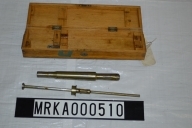Besiktningsinstrumentet består av två delar och är tillverkat i metall.
Förvaringslådan av ek-trä.
