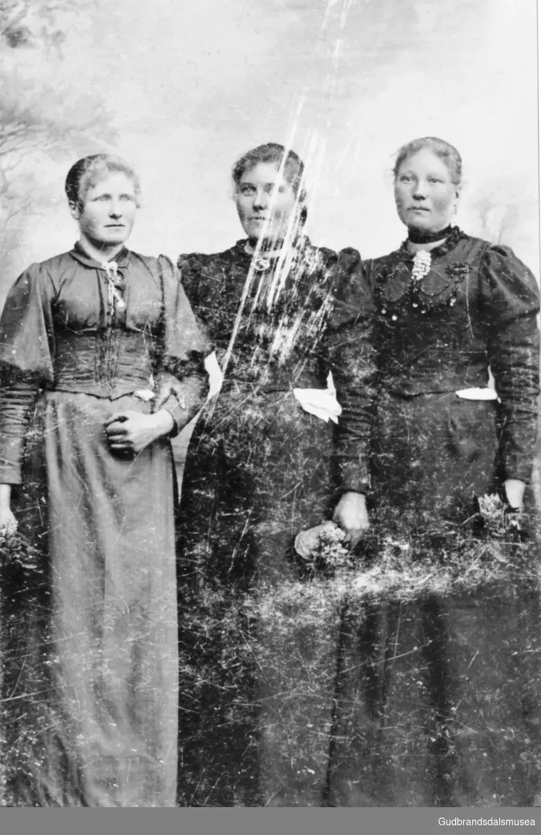 Rønnaug Rakstad (f. 1872), Ingeborg Kullvang (f. 1872 g. Lund) og Anna Kullvang (f. 1876 g. Lund)