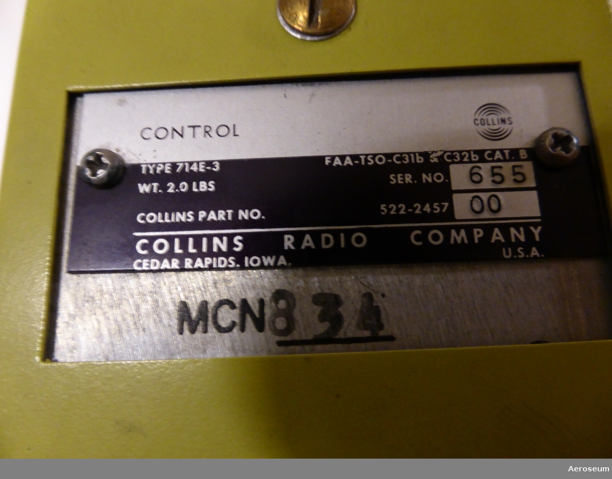 En manöverapparat. Den har en svart front med vridbarara knappar och rattar. Skalet runt om är gult. Den är tillverkad av Collins Radio Company.

På föremålet står det på ena sidan: "[tre kronor] MF CVA 7803Ö", "M3955-051128", och "MANÖVERAPPARAT". På botten går det att läsa: "CONTROL", "TYPE 714E-3", "FAA-TSO-C31b [utsuddat] C32b CAT. B", "WT. 2.0. LBS", "SER. NO. 655", "COLLINS PART NO.", "522-2457 00", "COLLINS RADIO COMPANY CEDAR RAPIDS, IOWA, U.S.A.", och "MCN 834".