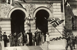 Kongens hjemkost etter krigen, 7. juni 1945 foran slottet. F