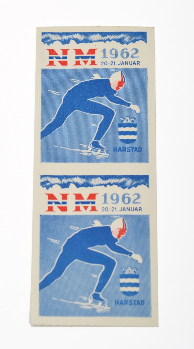 To brevmerker brukt i forbindelse med NM på skøyter i 1962 i Harstad. Motiv av en skøyteløper samt kommunevåpenet for Harstad.