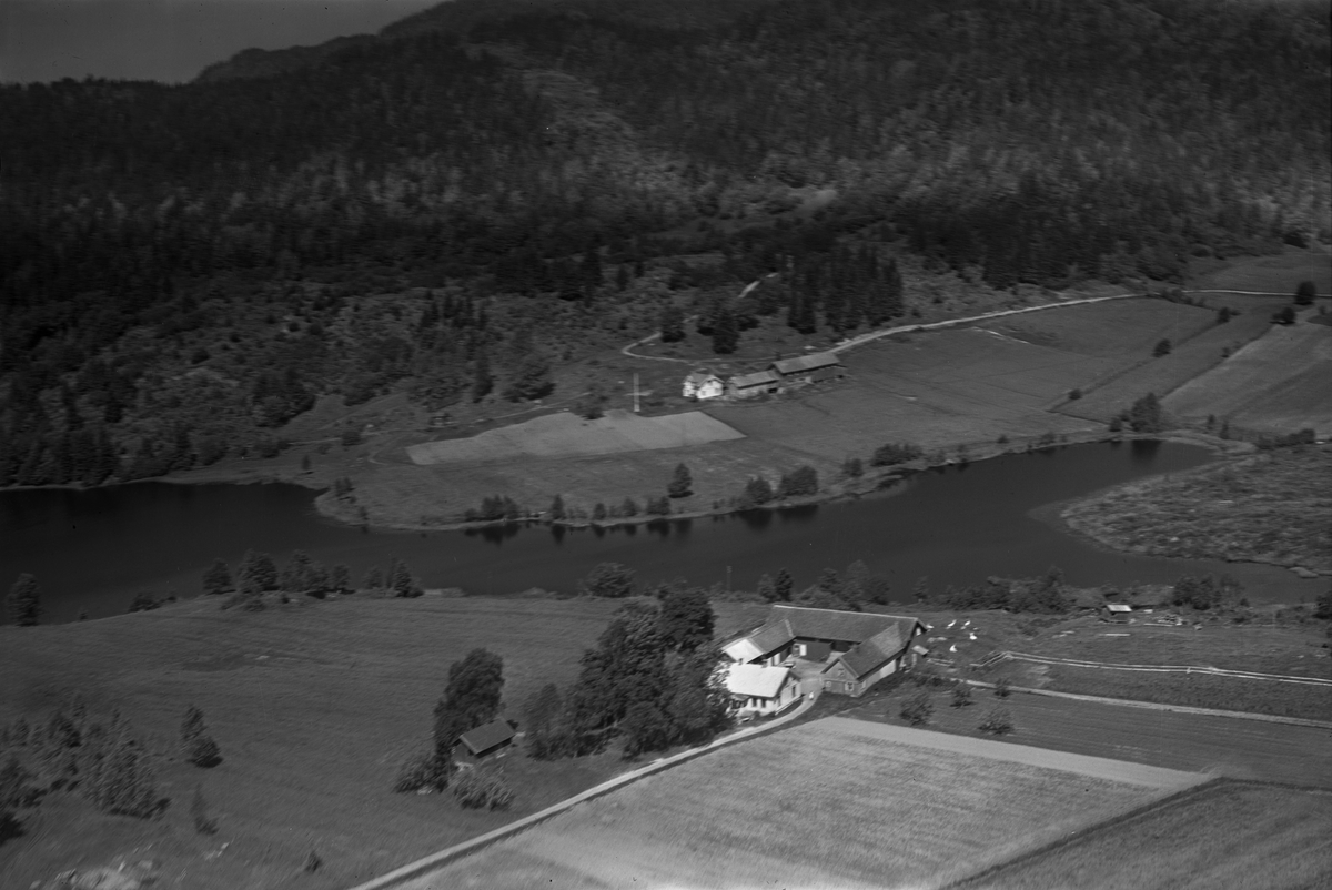 Flyfotoarkiv fra Fjellanger Widerøe AS, fra Porsgrunn Kommune.  Siljan tjenna, Bjørkedalen, Eidanger . Fotografert av Vilhelm Skappel, 14.06.1953.