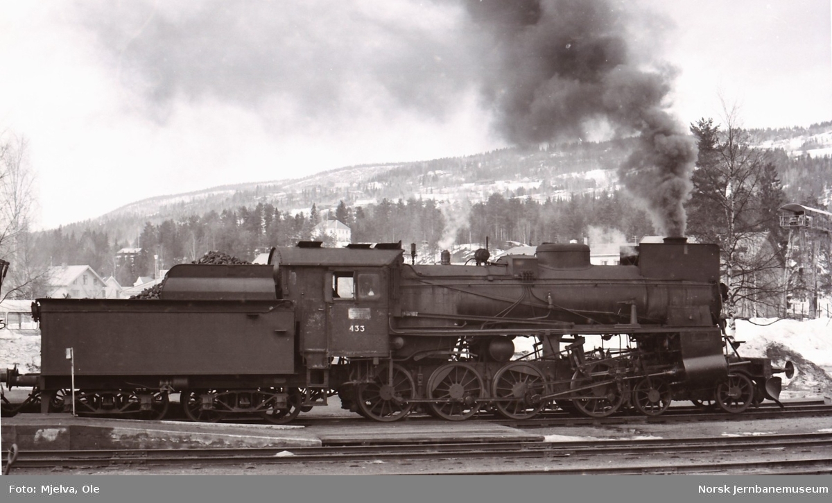 Damplokomotiv type 26c nr. 433 på Dokka stasjon 2. påskedag 1967.