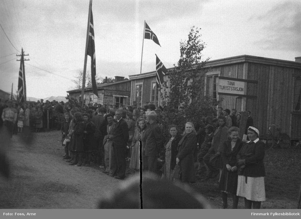 Kongebesøk i Langnes juli 1946. Kong Haakon VII reiste landet rundt for å se på krigsødeleggelsene og gjenreisningsarbeidet.