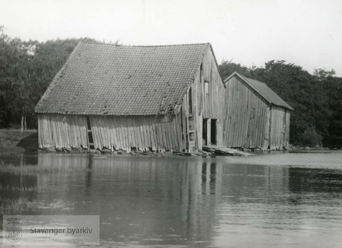 Ishusene ved Mosvatnet sommeren 1932. Husene ble revet høsten samme år.