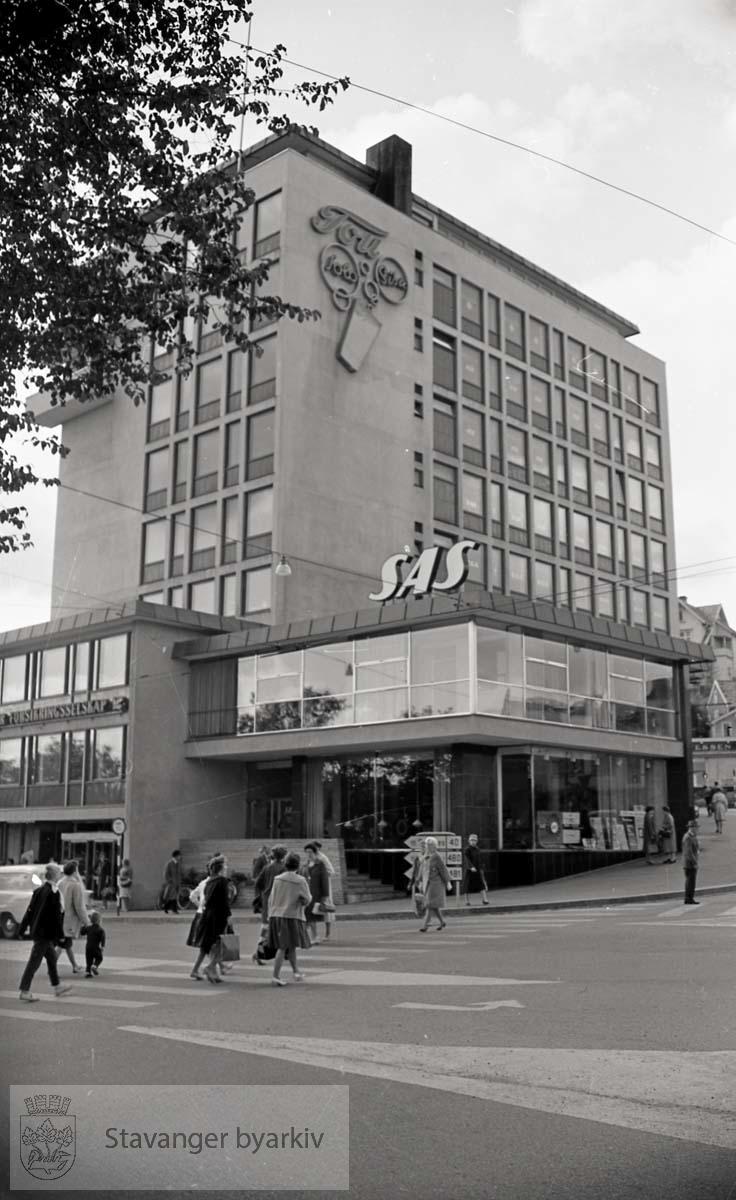 Rogalandsbanken og Atlantic Hotell mot sør .Olavsgården.