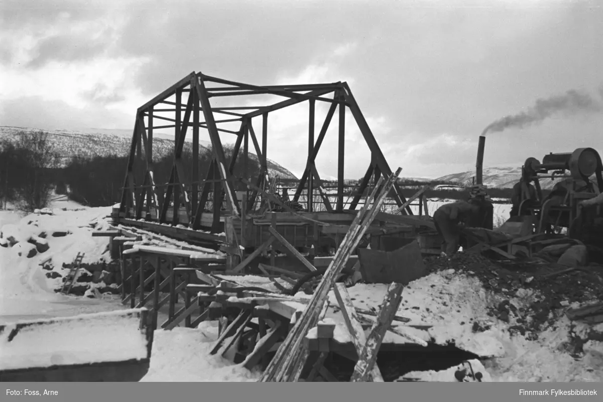 Ny bro over Masjok under bygging, oktober 1946.