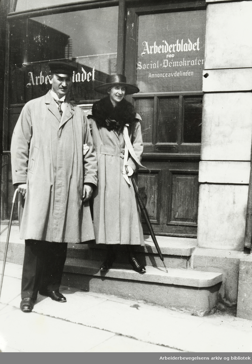Gamle bilder. Johan B. og Elna Sæther foran gamle Folkets Hus der Arbeiderbladet holdt til. 17. mai ca. 1923 - 1924
