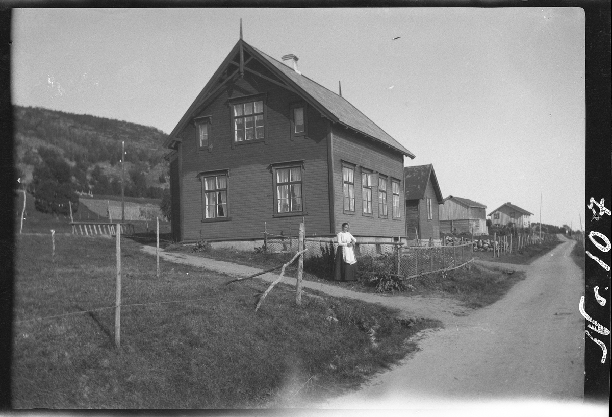 Våningshus og vei på Lundenes.