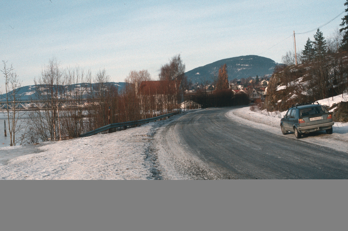 Lillehammer.  Dampsagveien nord for Lhmr. Camping.  Vingnesbrua til venstre.  Sett mot nord-vest.  Se også SS DI 1992: 1172-1190