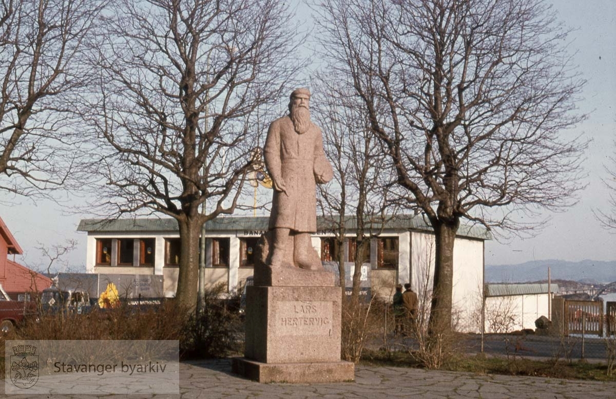 Skulptur av Lars Hertervig .Skulptur av Stinius Fredriksen