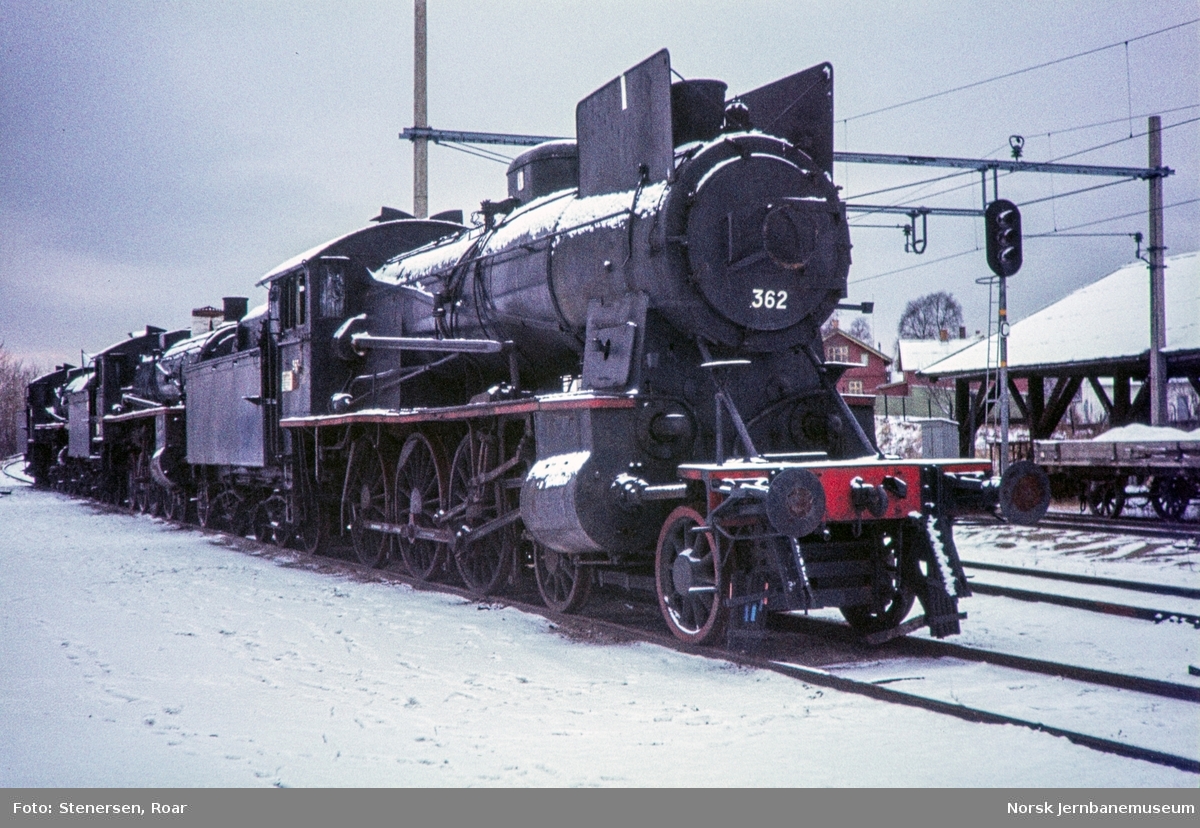 Utrangerte damplokomotiver på Hamar, fra venstre 26a nr. 216, 26c nr. 412 og 30b nr. 362.
