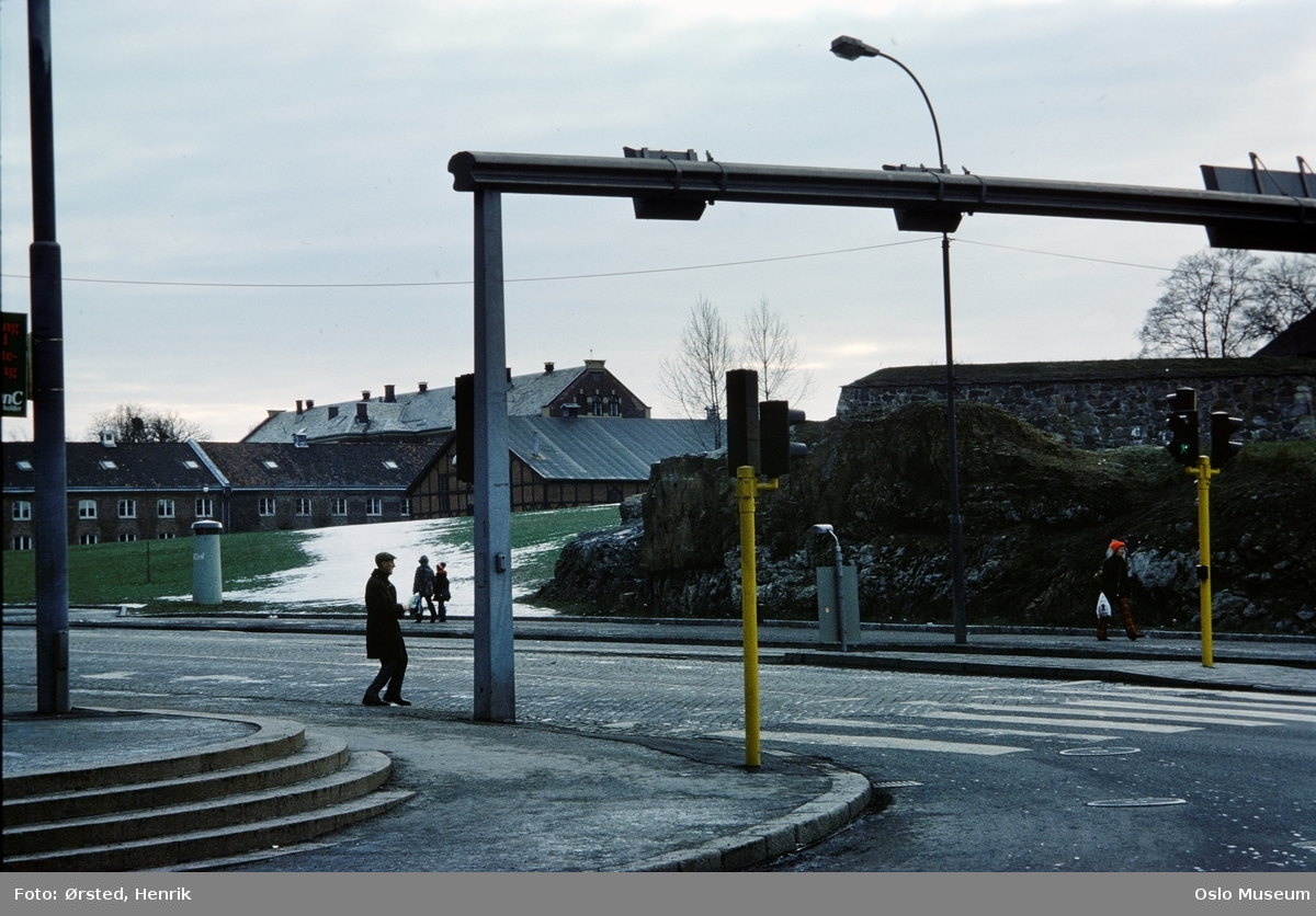 gate, fotgjengerovergang, trafikklys, mennesker, bygninger på Akershus festning, snø