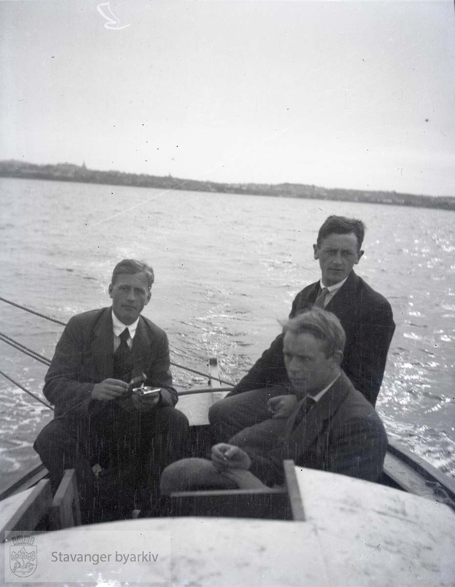 Tre menn ombord i båt